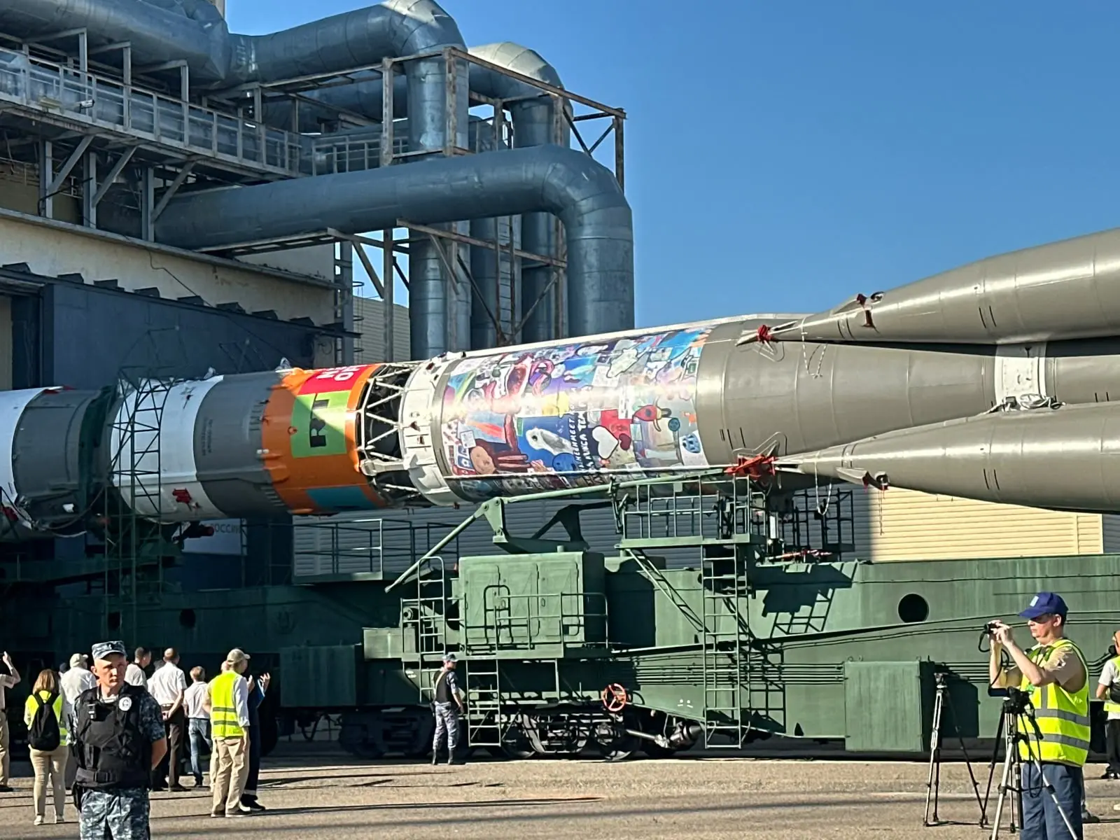 Cohete Soyuz con el collage de Art Rocket II rumbo a la plataforma de lanzamiento en el Cosmódromo de Baikonur